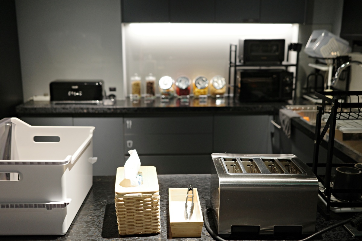 【慢旅行。基隆住宿推薦】雨島旅店(Hotel Drizzle)｜入住40年老宅改造文青旅宿 , 用散步重新認識基隆 , 步行3分鐘就到基隆廟口夜市