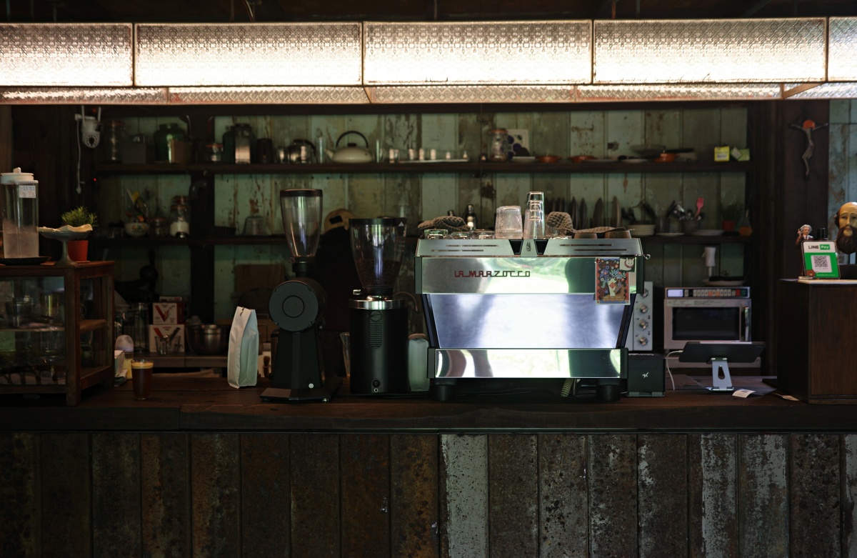 【慢旅行。新竹咖啡廳推薦】福杜咖啡(Fudu Cafe’)｜關西最想去的森林系咖啡廳 , 藏在40年橘子園裡的秘境(預約制)