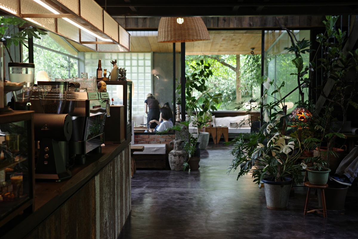 【慢旅行。新竹咖啡廳推薦】福杜咖啡(Fudu Cafe’)｜關西最想去的森林系咖啡廳 , 藏在40年橘子園裡的秘境(預約制)